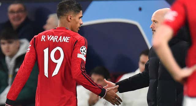 ¿Qué pasa con Varane? Suplente habitual, polémica con Ten Hag y dudas sobre el final de su contrato