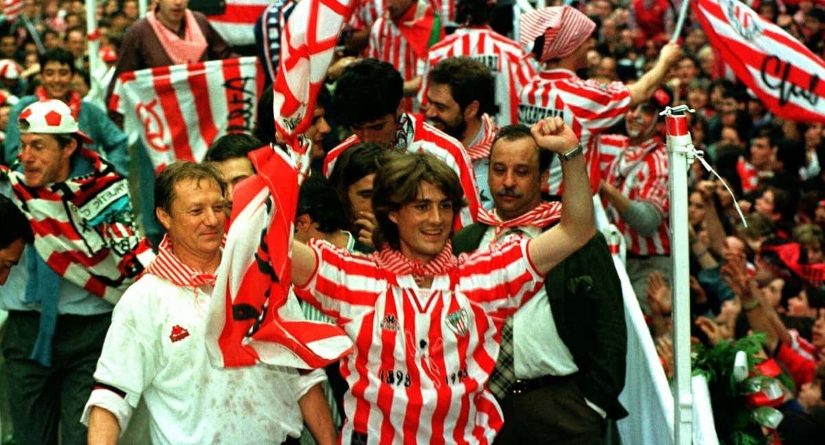 Julen Guerrero celebra el subcampeonato conseguido en 1998./EFE