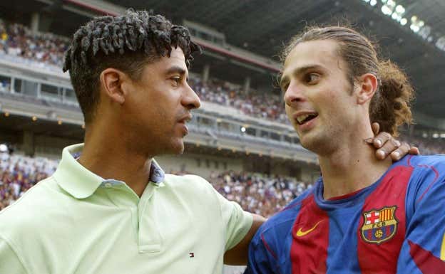 Rijkaard habla con Motta en su etapa como jugador culé, año 2005.  AFP