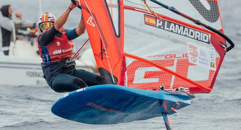 Pi Lamadrid vuela en aguas de Lanzarote.