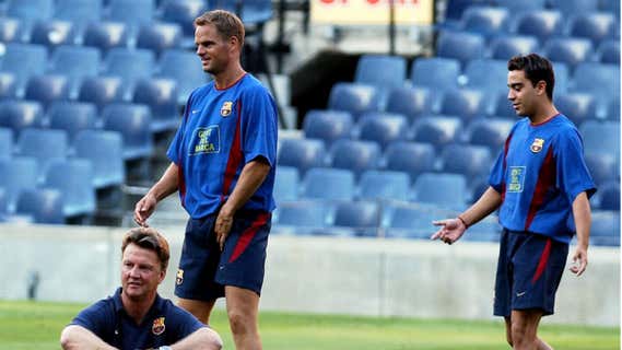 Xavi, Frank de Boer y Van Gaal, en un entrenamiento del Barça del verano de 2002. /EFE