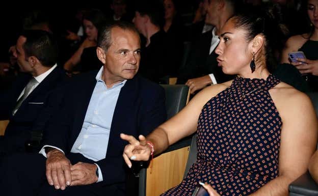 Kiko Martín charla con María Corbera.  RFEP