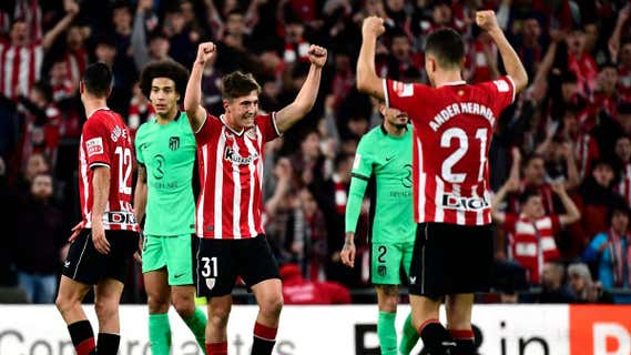 Los jugadores del Athletic celebran el triunfo contra el Atlético de Madrid en San Mamés./AFP