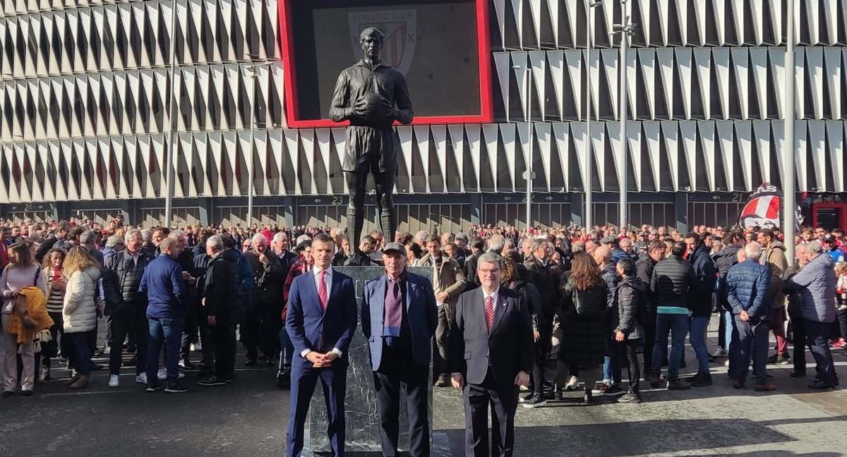 Uriarte, Iribar y Aburto posan junto a la estatua de la leyenda rojiblanca./RELEVO