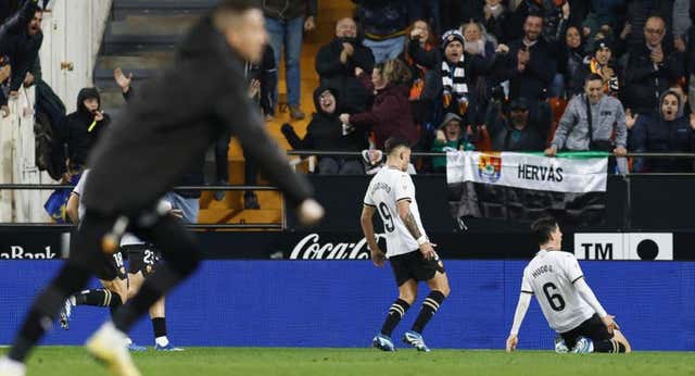 Mestalla vuelve a arder con Baraja: ni Barça, ni Madrid ni Atleti lo conquistan