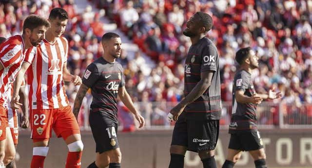 El Mallorca perdona a un Almería al que cada vez le quedan menos vidas