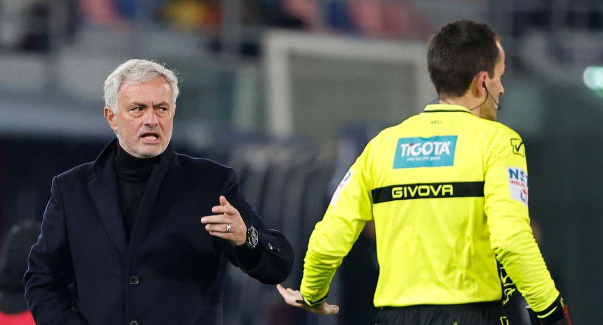 Mourinho charlando con el árbitro.