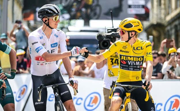 Tadej Pogačar y Jonas Vingegaard se saludan en los prolegómenos de una etapa del Tour de Francia.  ASO / CHARLY LÓPEZ