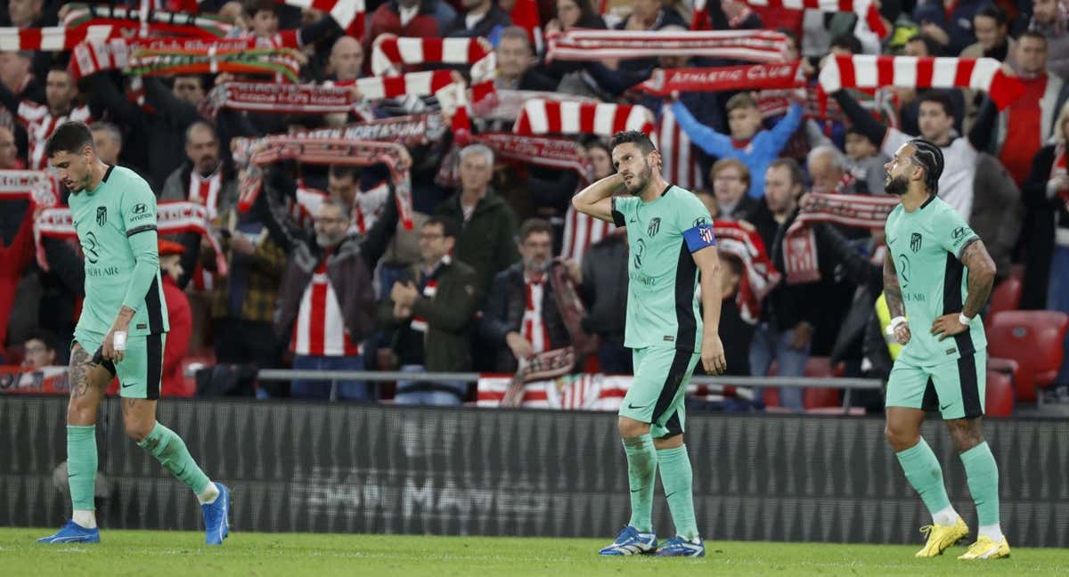 Los jugadores del Atlético de Madrid durante el partido frente al Athletic Club en San Mamés. /EFE