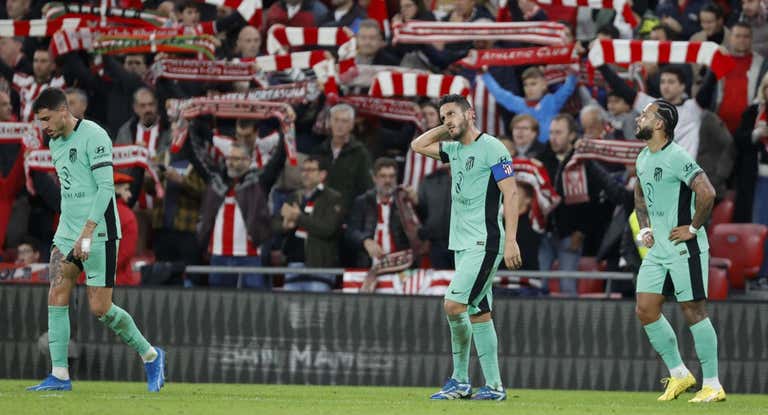 Los jugadores del Atlético de Madrid durante el partido frente al Athletic Club en San Mamés.