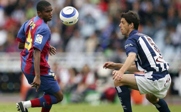 Jérémie Brechet pugna con Samuel Eto'o por hacerse con un balón.  Getty Images