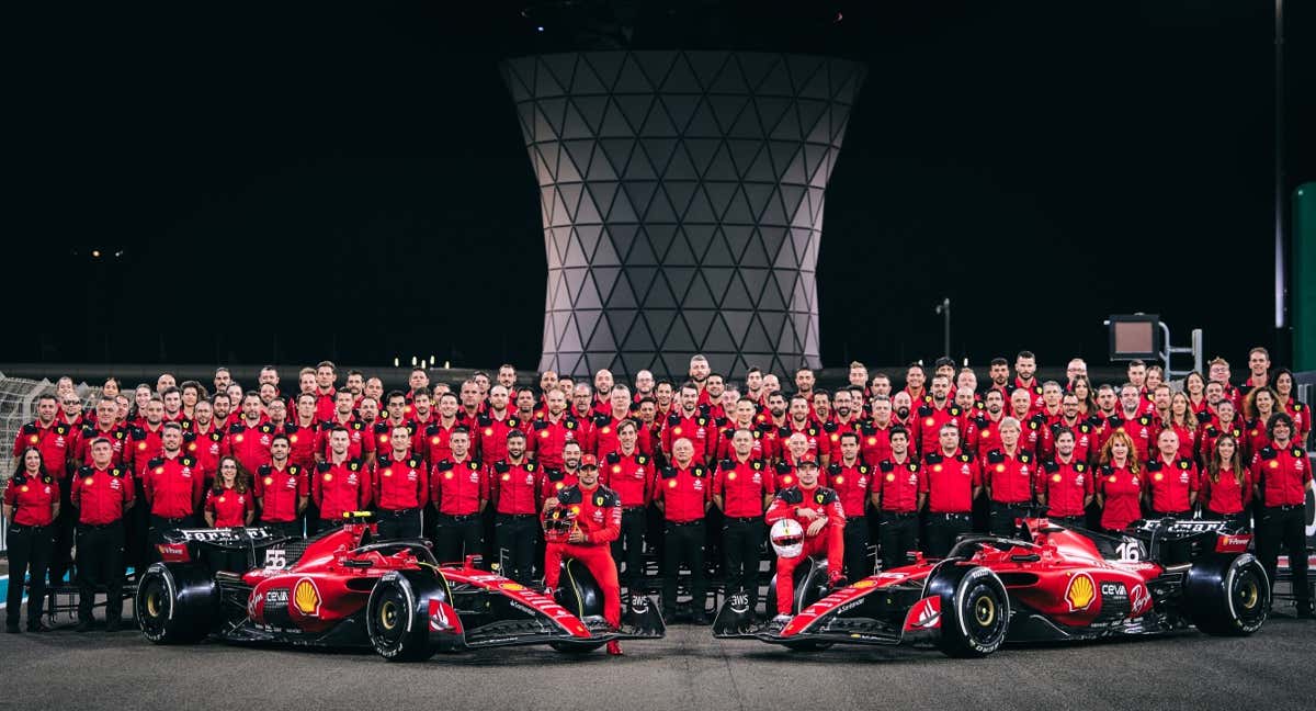 Foto de familia de Ferrari en el GP de Abu Dhabi 2023 de F1.