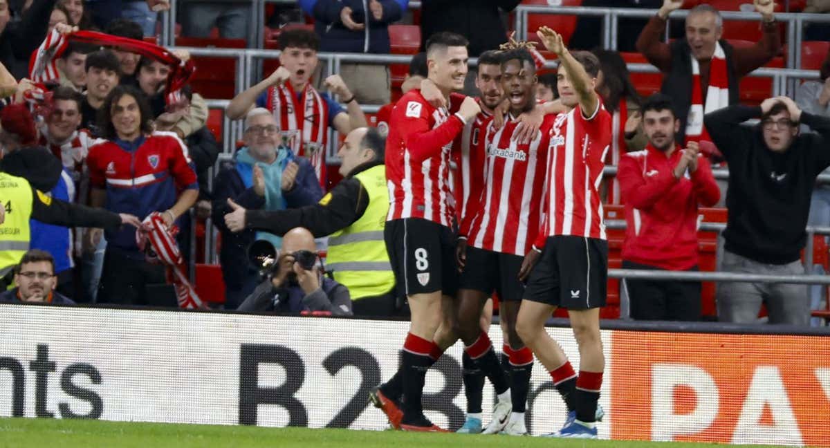 Los jugadores del Athletic celebran el gol de Nico contra el Atlético./EFE