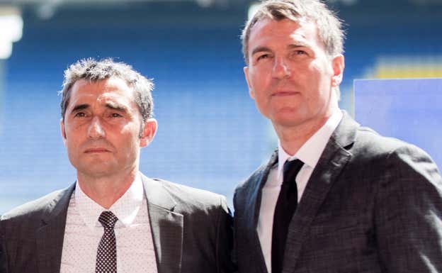 Robert y Valverde, en el Camp Nou.  FC Barcelona