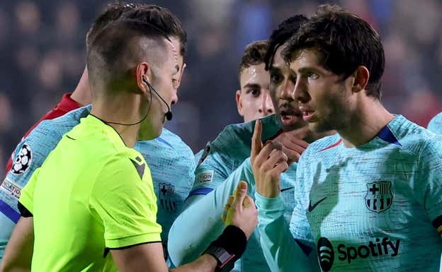 Sergi Roberto ante el Amberes.  EFE
