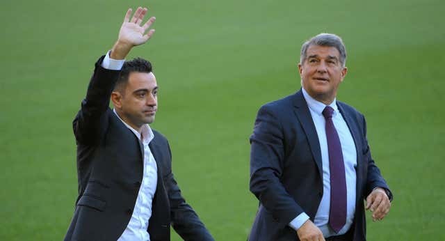 Laporta confía en Xavi y espera títulos, pero apunta el escenario que le llevaría a “tomar decisiones”