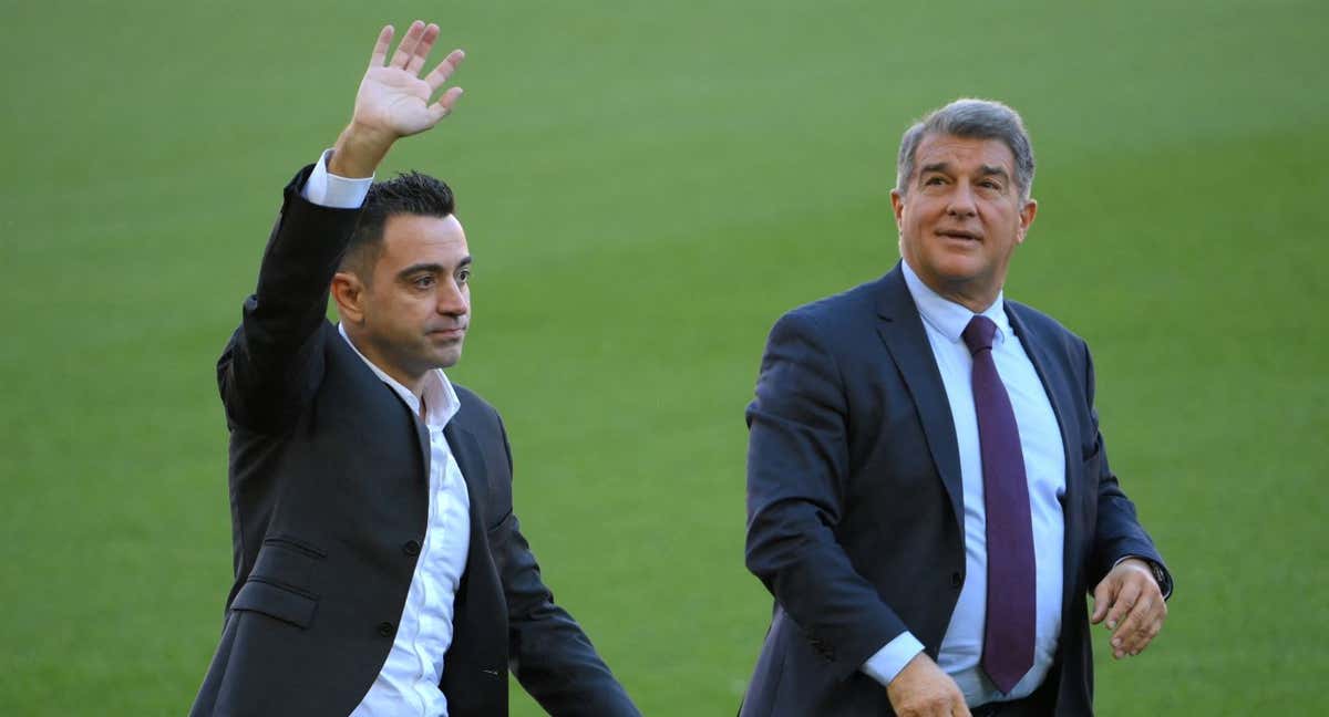 Xavi, junto a Laporta, el día de la presentación del entrenador azulgrana.