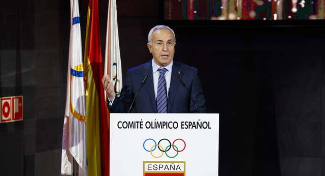 Alejandro Blanco rema y el CSD trata de salir a flote