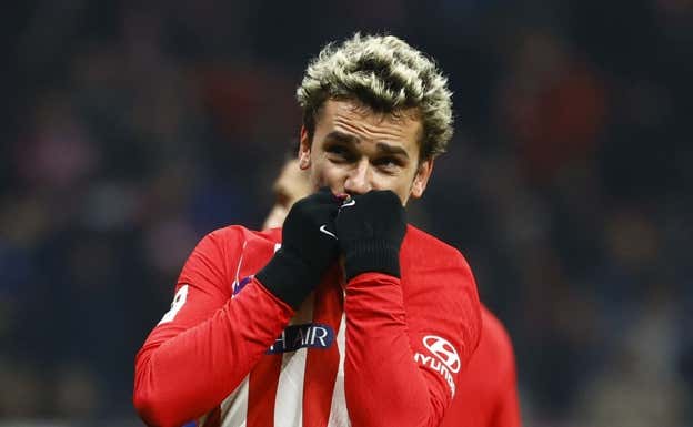 Griezmann se besa la camiseta tras uno de sus goles.  REUTERS