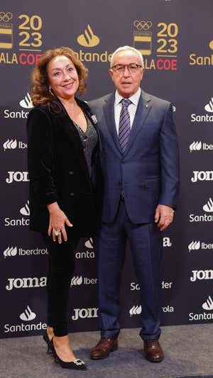 Victoria Cabezas y Alejandro Blanco, en la gala del COE.  JAVIER LIZÓN / EFE