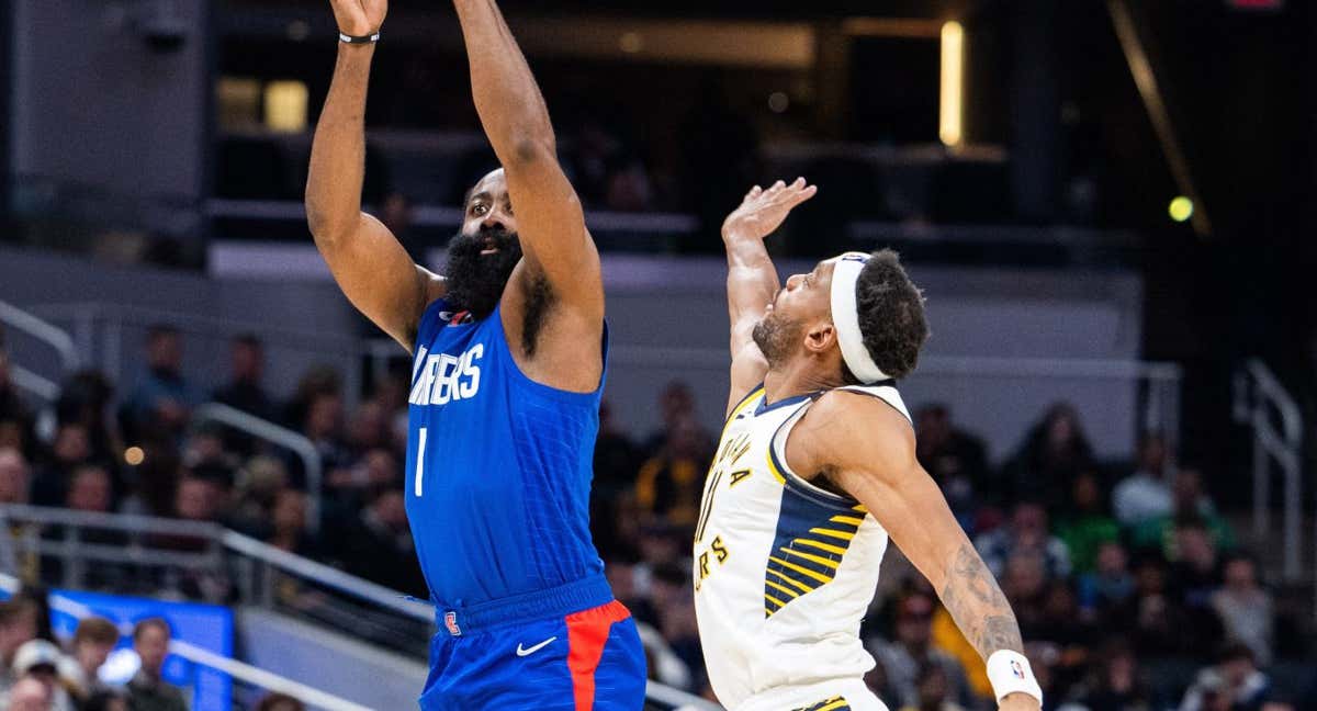 James Harden lanza un triple sobre la bocina para cerrar la victoria de los Clippers./Reuters