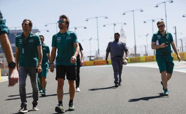 Pedro Martínez de la Rosa y Fernando Alonso, durante un 'trackwalk' en la F1 2023.  Aston Martin