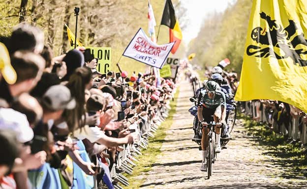 Nils Politt atraviesa el Bosque de Arenberg en la París-Roubaix.  ASO / PAULINE BALLET