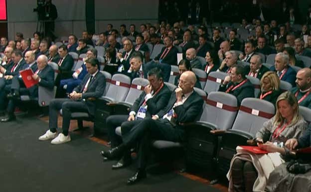 Tomás González Cueto, asesor externo de la RFEF, en primera fila de la Asamblea.  RFEF