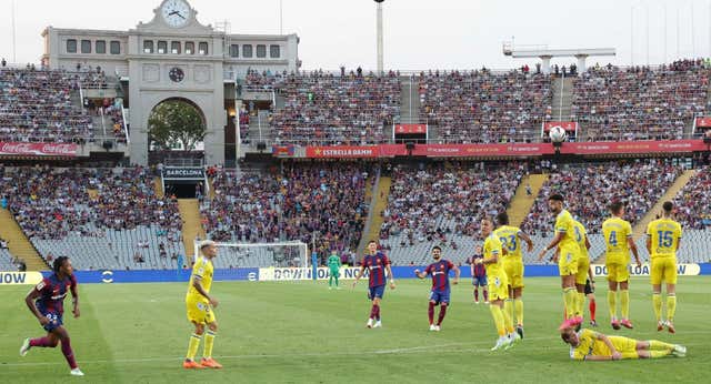 “Estaba en las previsiones”: el traslado a Montjuic se nota en el campo… y en la grada