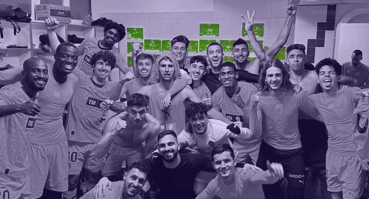 La foto de equipo del Valencia donde al fondo se aprecian las 18 posibilidades a balón parado.