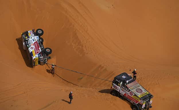 Dos camiones Tatra, en apuros, en el Empty Quarter durante el Dakar 2023.  A.S.O./E.Vargiolu/DPPI