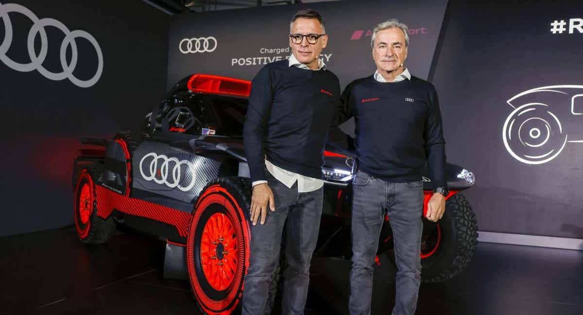 Carlos Sainz y su copiloto Lucas Cruz en la presentación del Audi Sport con el que competirán en la edición de 2024 del Rally Dakar.