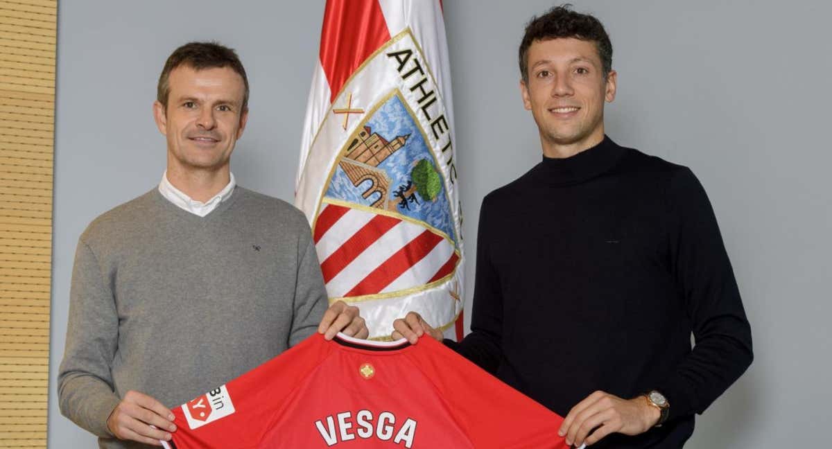 Jon Uriarte y Mikel Vesga posan con la camiseta de al renovación./Athletic Club