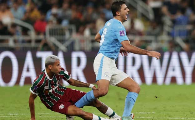 Rodri al sufrir la entrada del jugador de Fluminense.  REUTERS