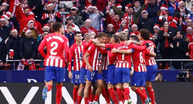 El Atlético sigue vivo en LaLiga y acaba el año con ‘sorpasso’ al Barça