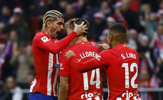 De Paul celebra el gol de Llorente.  REUTERS