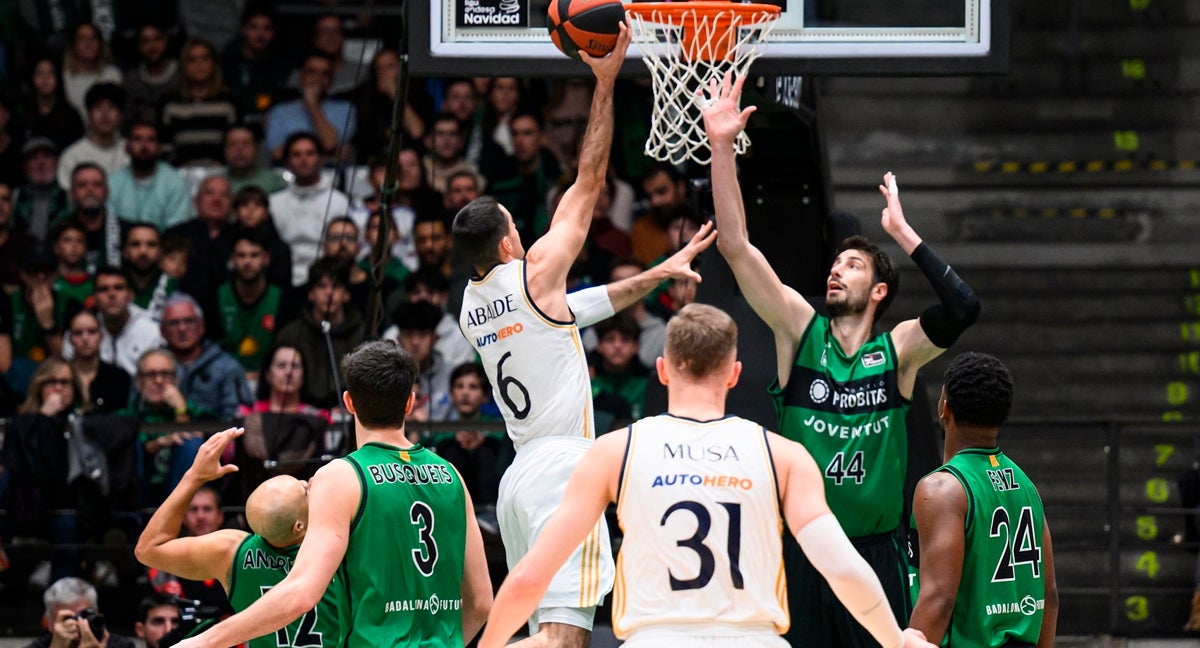 Alberto Abalde busca anotar cerca del aro ante el intento de defensa de Ante Tomic