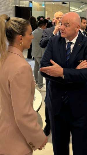 Alexia Putellas e Infantino, durante el encuentro en Arabia Saudí.  RELEVO