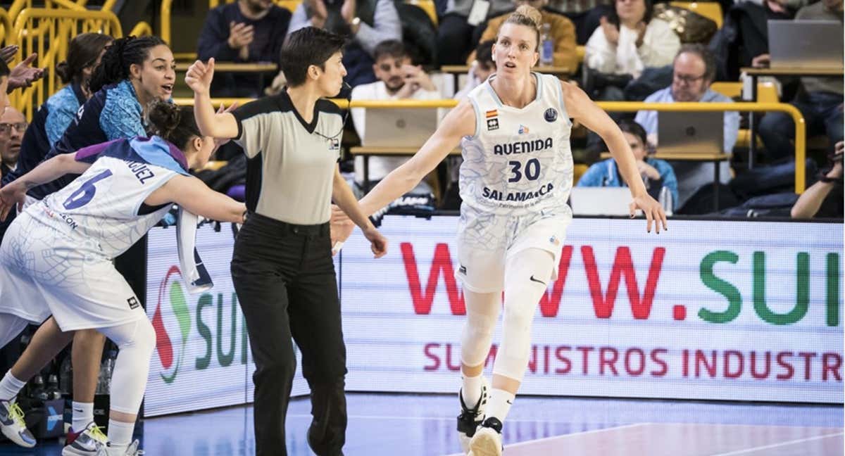 Laura Gil choca la mano a Silvia Domínguez en la última derrota europea ante la Virtus. /Euroleague Women