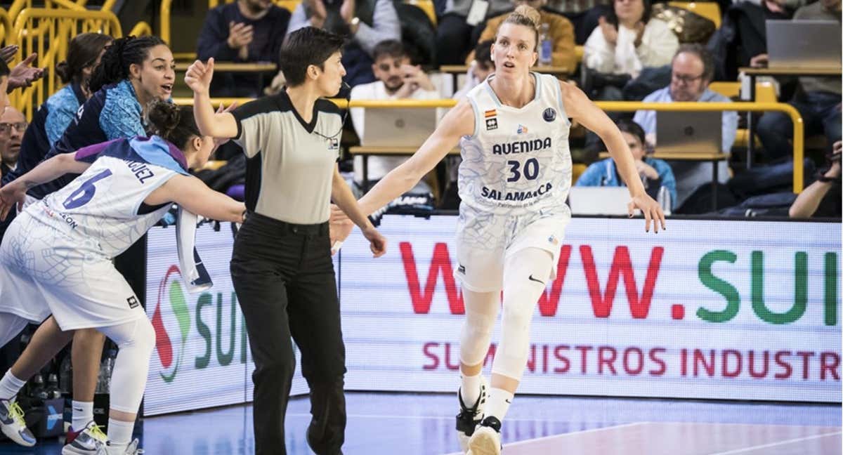 Laura Gil choca la mano a Silvia Domínguez en la última derrota europea ante la Virtus.