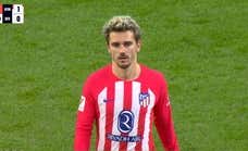 Griezmann no entiende su cambio... y acaba pateando una botella