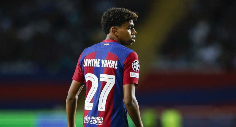 Lamine Yamal durante un partido de Champions.