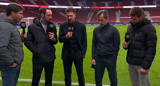 La escena de Simeone y Quique que abre el debate en las retransmisiones de LaLiga: “Es muy incómoda esta situación”