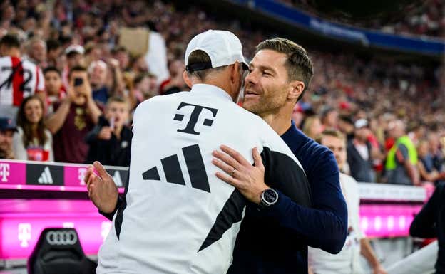 Tuchel y Xabi Alonso se saludan antes del partido.  AFP