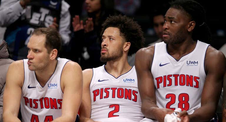 Bojan Bogdanovic, Cade Cunningham e Isaiah Stewart en el banquillo.