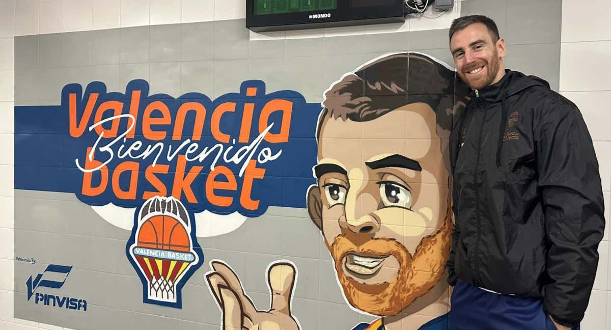 El jugador de Valencia Basket Víctor Claver posa junto al grafiti que le hizo Zunder Palencia.