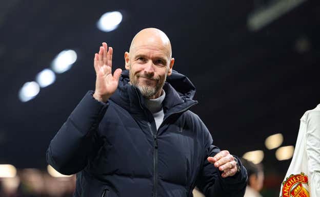 Ten hag saluda durante un partido del United.  EP