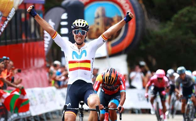 El ciclista alavés celebra la victoria en la 4ª etapa de La Vuelta a Burgos 2023, ya con el maillot rojigualda. Getty