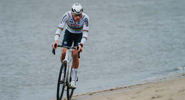El ‘Lamborghini’ Van der Poel somete a Van Aert tanto en la playa como en el barro