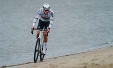 El 'Lamborghini' Van der Poel somete a Van Aert tanto en la playa como en el barro